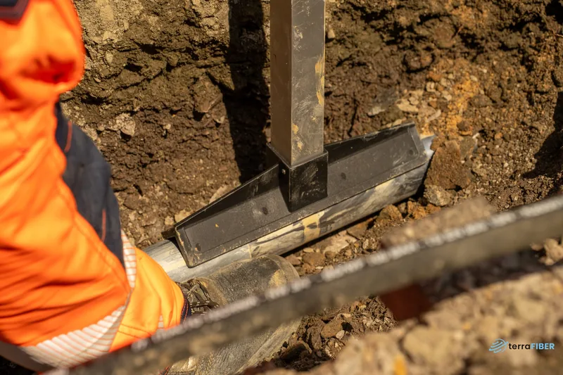 Arbeiten mit einem Werkzeug in einem Erdgraben; Aufnahme nicht dem Projekt Aßlar-Berghausen zugeordnet