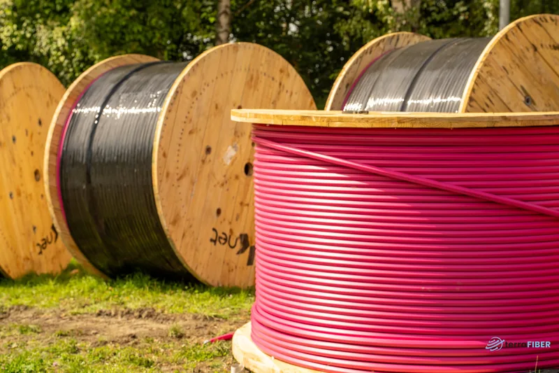 Mehrere große Kabel- und Rohrmaterialtrommeln im Außenbereich