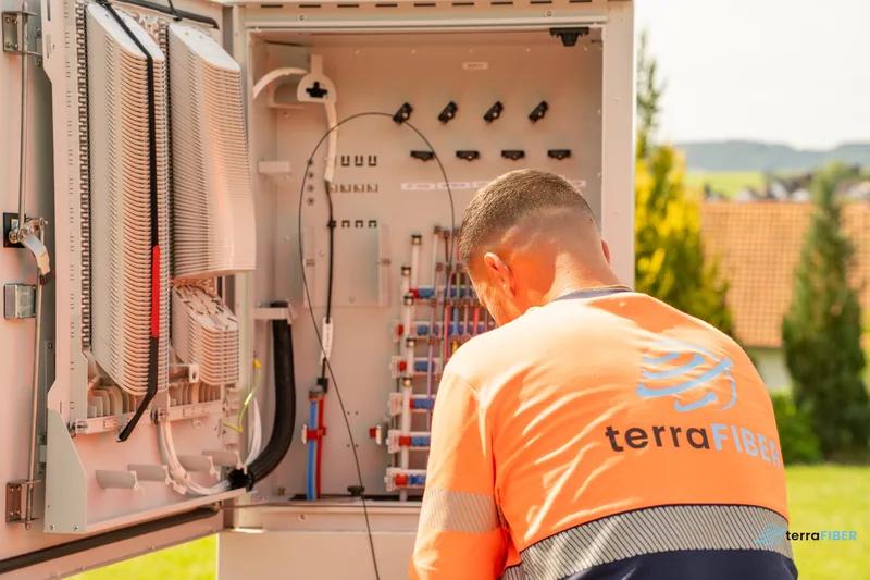 terraFIBER-Mitarbeiter arbeitet an einem geöffneten Verteilergehäuse